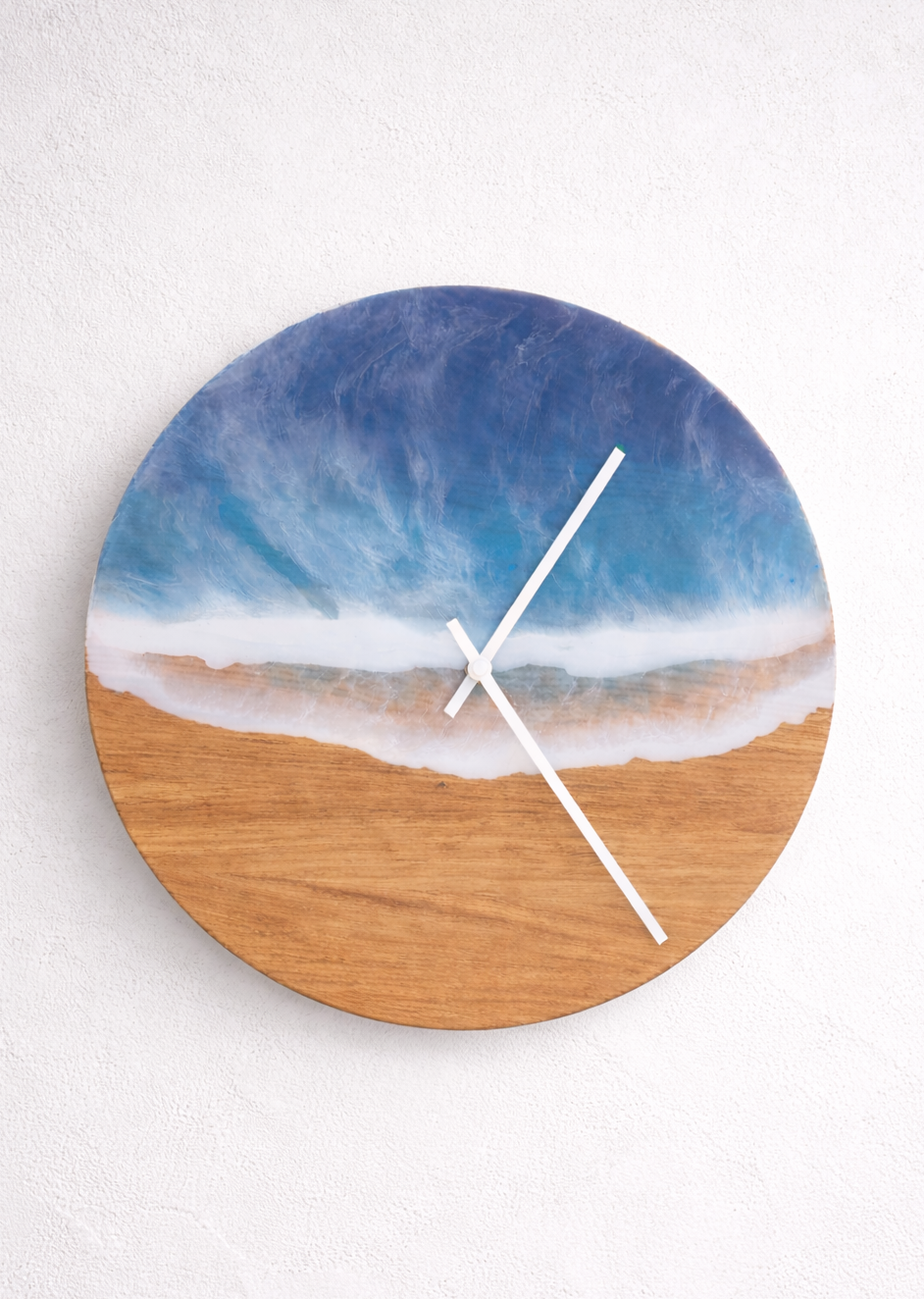 Horloge murale en bois et résine – Effet vague océanique